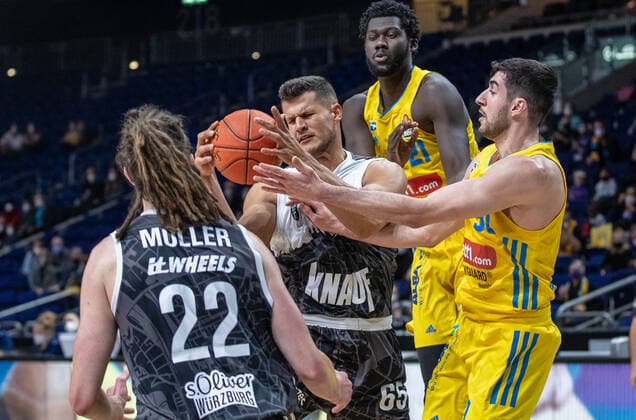 31.12.2021, Berlin, Basketball, 1. Bundesliga, easyCredit BBL, Hauptrunde, 14.Spieltag, Mercedes Benz Arena: ALBA Berlin - s.Oliver Wuerzburg. Filip Stanic (M) von s.Oliver Wuerzburg kaempft gegen ALBAs Yovel Zoosman (r) um den Ball. ALBA Berlin - s.Oliver Wuerzburg