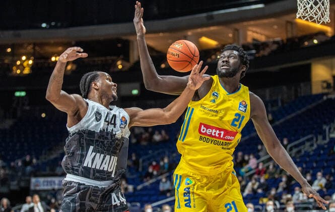Sport Themen der Woche KW52 Sport Bilder des Tages 31.12.2021, Berlin, Basketball, 1. Bundesliga, easyCredit BBL, Hauptrunde, 14.Spieltag, Mercedes Benz Arena: ALBA Berlin - s.Oliver Wuerzburg. William Buford von s.Oliver Wuerzburg kaempft gegen ALBAs Christ Koumadje (r) um den Ball. ALBA Berlin - s.Oliver Wuerzburg