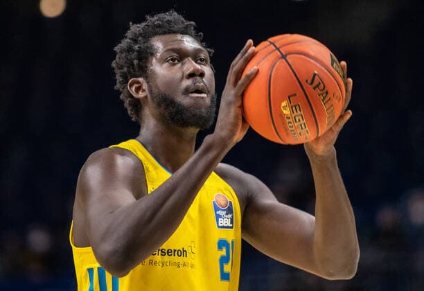 31.12.2021, Berlin, Basketball, 1. Bundesliga, easyCredit BBL, Hauptrunde, 14.Spieltag, Mercedes Benz Arena: ALBA Berlin - s.Oliver Wuerzburg. ALBAs Christ Koumadje haelt den Ball bereit zum Freiwurf. ALBA Berlin - s.Oliver Wuerzburg