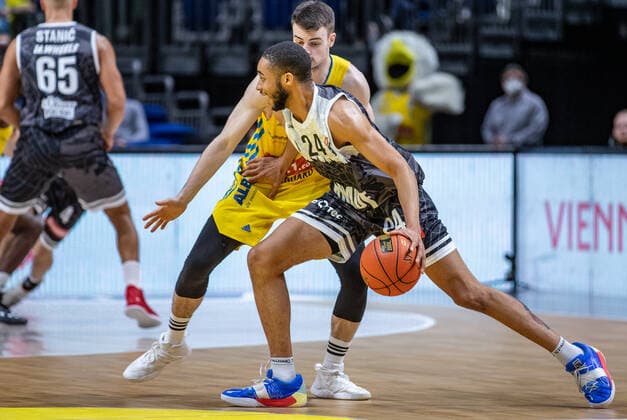 31.12.2021, Berlin, Basketball, 1. Bundesliga, easyCredit BBL, Hauptrunde, 14.Spieltag, Mercedes Benz Arena: ALBA Berlin - s.Oliver Wuerzburg. ALBAs Jonas Mattisseck (l) kaempft gegen Cameron Hunt von s.Oliver Wuerzburg um den Ball. ALBA Berlin - s.Oliver Wuerzburg