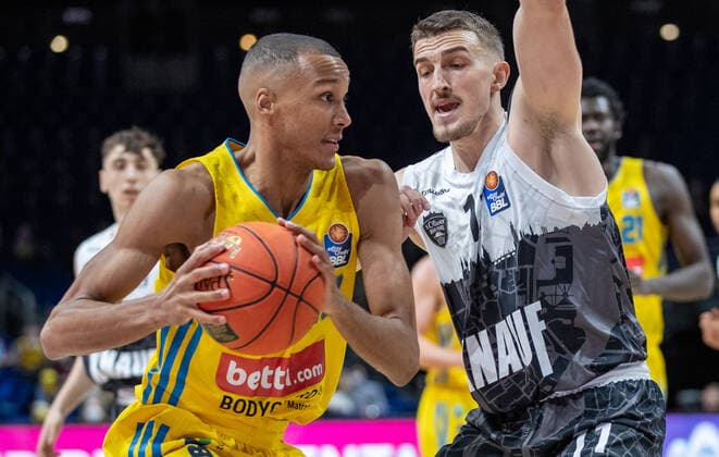 31.12.2021, Berlin, Basketball, 1. Bundesliga, easyCredit BBL, Hauptrunde, 14.Spieltag, Mercedes Benz Arena: ALBA Berlin - s.Oliver Wuerzburg. ALBAs Louis Olinde (l) kaempft gegen Tomasz Gielo von s.Oliver Wuerzburg um den Ball. ALBA Berlin - s.Oliver Wuerzburg