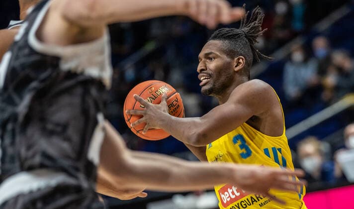 Sport Bilder des Tages 31.12.2021, Berlin, Basketball, 1. Bundesliga, easyCredit BBL, Hauptrunde, 14.Spieltag, Mercedes Benz Arena: ALBA Berlin - s.Oliver Wuerzburg. ALBAs Jaleen Smith spielt den Ball. ALBA Berlin - s.Oliver Wuerzburg