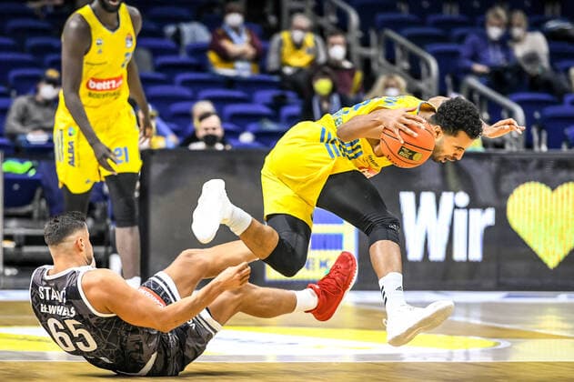31.12.2021, xlakx, Basketball BBL Bundesliga, Alba Berlin - s.Oliver Würzburg emspor, v.l. Filip Stanic (s.Oliver Wuerzburg No.65),Johannes Thiemann (Alba Berlin No.32),Zweikampf, Aktion, action, battle for the ball Berlin
