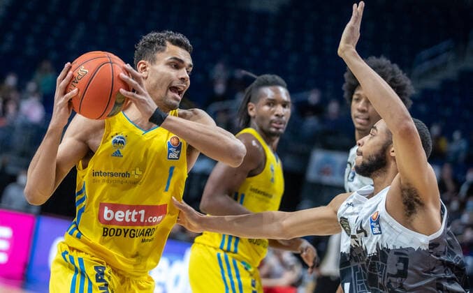 31.12.2021, Berlin, Basketball, 1. Bundesliga, easyCredit BBL, Hauptrunde, 14.Spieltag, Mercedes Benz Arena: ALBA Berlin - s.Oliver Wuerzburg. Albas Oscar da Silva (l) kaempft gegen Cameron Hunt von s.Oliver Wuerzburg um den Ball. ALBA Berlin - s.Oliver Wuerzburg