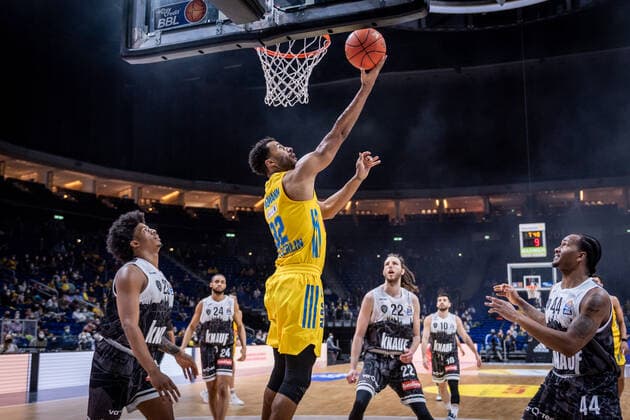 Basketball Berlin 31.12.2021 Saison 2021 2022 easyCredit BBL 1. Bundesliga Alba Berlin - s.Oliver Würzburg Johannes Thiemann (Alba Berlin, No.32)