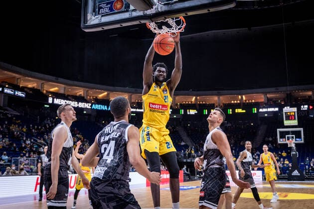 Basketball Berlin 31.12.2021 Saison 2021 2022 easyCredit BBL 1. Bundesliga Alba Berlin - s.Oliver Würzburg Christ Koumadje (Alba Berlin, No.21) Filip Stanic (Würzburg, No.65) Cameron Hunt (Würzburg, No.24)