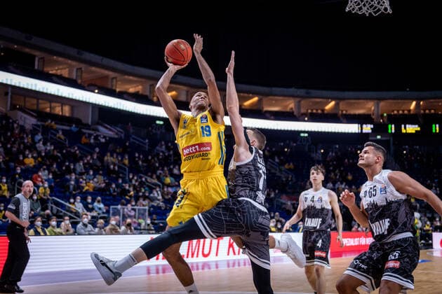 Basketball Berlin 31.12.2021 Saison 2021 2022 easyCredit BBL 1. Bundesliga Alba Berlin - s.Oliver Würzburg Louis Olinde (Alba Berlin, No.19)