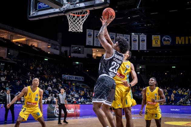 Basketball Berlin 31.12.2021 Saison 2021 2022 easyCredit BBL 1. Bundesliga Alba Berlin - s.Oliver Würzburg Desi Rodriguez (Würzburg, No.23)