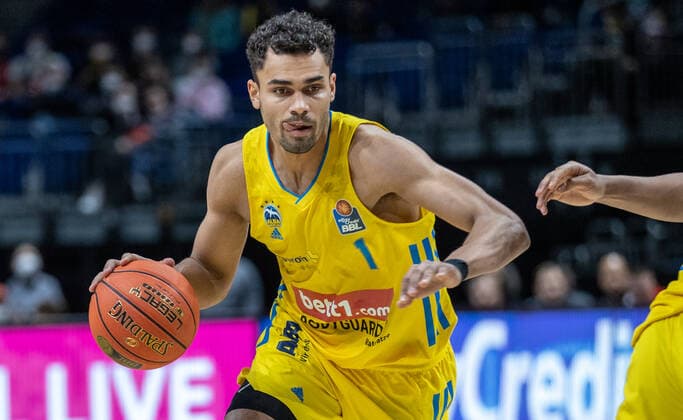 31.12.2021, Berlin, Basketball, 1. Bundesliga, easyCredit BBL, Hauptrunde, 14.Spieltag, Mercedes Benz Arena: ALBA Berlin - s.Oliver Wuerzburg. Albas Oscar da Silva spielt den Ball. ALBA Berlin - s.Oliver Wuerzburg