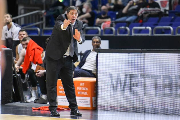 31.12.2021, xlakx, Basketball BBL Bundesliga, Alba Berlin - s.Oliver Würzburg emspor, v.l. Sasa Filipovski (s.Oliver Wuerzburg Headcoch),gibt Anweisungen, gestikuliert mit den Armen, gesticulate, gives instructions Berlin