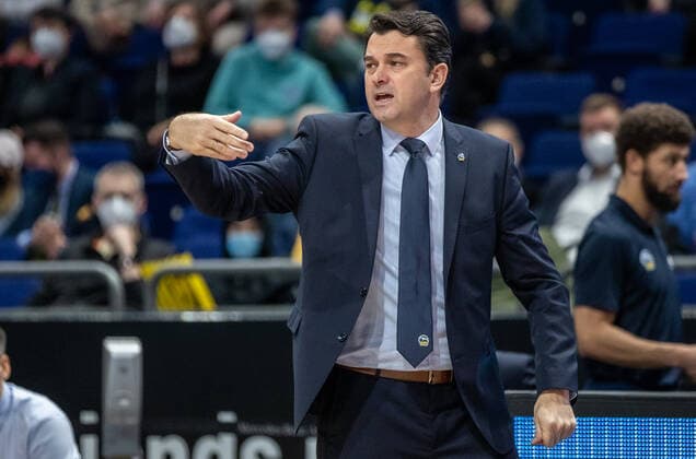 31.12.2021, Berlin, Basketball, 1. Bundesliga, easyCredit BBL, Hauptrunde, 14.Spieltag, Mercedes Benz Arena: ALBA Berlin - s.Oliver Wuerzburg. ALBAs Headcoach Israel Gonzalez steht gestikulierend am Rand des Courts. ALBA Berlin - s.Oliver Wuerzburg