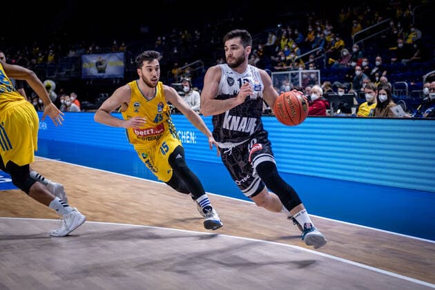 Basketball Berlin 31.12.2021 Saison 2021 2022 easyCredit BBL 1. Bundesliga Alba Berlin - s.Oliver Würzburg Luciano Parodi (Würzburg, No.10) Tamir Blatt (Alba Berlin, No.45)