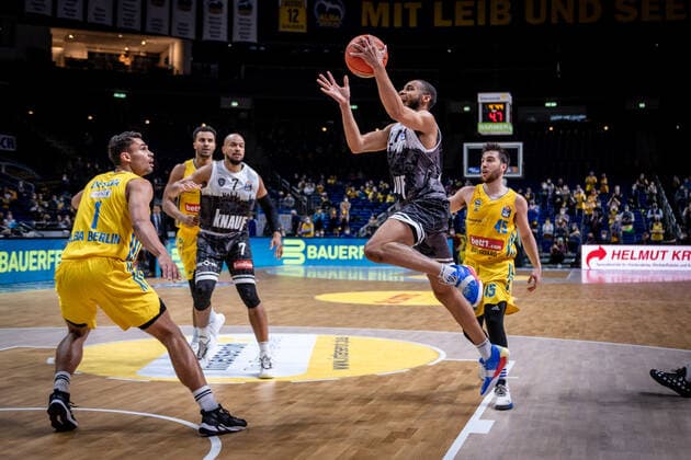 Basketball Berlin 31.12.2021 Saison 2021 2022 easyCredit BBL 1. Bundesliga Alba Berlin - s.Oliver Würzburg William Buford (Würzburg, No.44)
