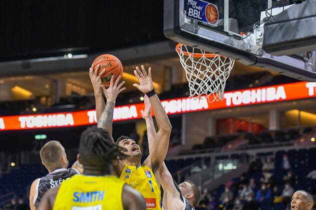31.12.2021, xlakx, Basketball BBL Bundesliga, Alba Berlin - s.Oliver Würzburg emspor, v.l. Oscar Da Silva (Alba Berlin No.1),mit Korbleger Berlin