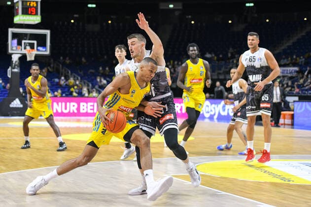 31.12.2021, xlakx, Basketball BBL Bundesliga, Alba Berlin - s.Oliver Würzburg emspor, v.l.Louis Olinde (Alba Berlin No.19),Tomasz Gielo (s.Oliver Wuerzburg No.11),Zweikampf, Aktion, action, battle for the ball Berlin
