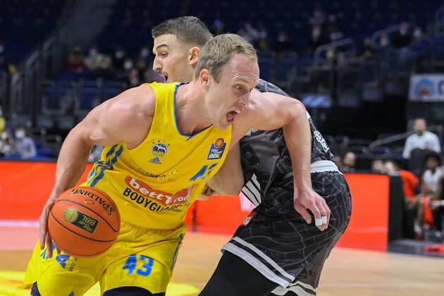 31.12.2021, xlakx, Basketball BBL Bundesliga, Alba Berlin - s.Oliver Würzburg emspor, v.l.Luke Sikma (Alba Berlin No.43),Tomasz Gielo (s.Oliver Wuerzburg No.11),Zweikampf, Aktion, action, battle for the ball Berlin