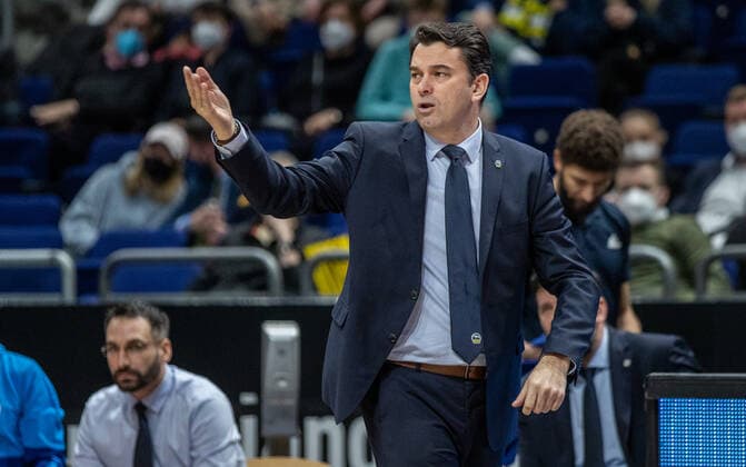 31.12.2021, Berlin, Basketball, 1. Bundesliga, easyCredit BBL, Hauptrunde, 14.Spieltag, Mercedes Benz Arena: ALBA Berlin - s.Oliver Wuerzburg. ALBAs Headcoach Israel Gonzalez steht gestikulierend am Rand des Courts. ALBA Berlin - s.Oliver Wuerzburg