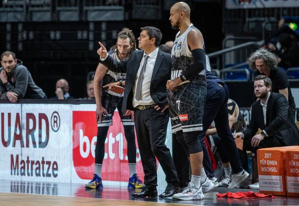 31.12.2021, Berlin, Basketball, 1. Bundesliga, easyCredit BBL, Hauptrunde, 14.Spieltag, Mercedes Benz Arena: ALBA Berlin - s.Oliver Wuerzburg. Headcoach Sasa Filipovski von s.Oliver Wuerzburg steht am Rand des Courts. ALBA Berlin - s.Oliver Wuerzburg