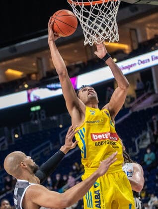 31.12.2021, Berlin, Basketball, 1. Bundesliga, easyCredit BBL, Hauptrunde, 14.Spieltag, Mercedes Benz Arena: ALBA Berlin - s.Oliver Wuerzburg. Albas Oscar da Silva springt mit dem Ball zum Korb. ALBA Berlin - s.Oliver Wuerzburg