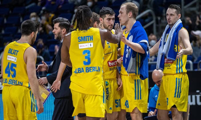31.12.2021, Berlin, Basketball, 1. Bundesliga, easyCredit BBL, Hauptrunde, 14.Spieltag, Mercedes Benz Arena: ALBA Berlin - s.Oliver Wuerzburg. ALBAs Tamir Blatt (l-r), Jaleen Smith, Yovel Zoosman, Luke Sikma und Marcus Eriksson klatschen sich in der Pause ab. ALBA Berlin - s.Oliver Wuerzburg