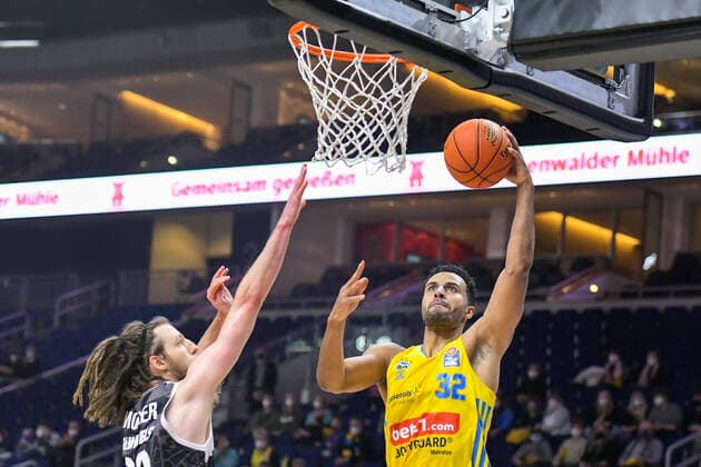31.12.2021, xlakx, Basketball BBL Bundesliga, Alba Berlin - s.Oliver Würzburg emspor, v.l. Craig Moller (s.Oliver Wuerzburg No.22),Johannes Thiemann (Alba Berlin No.32),mit Korbleger Berlin