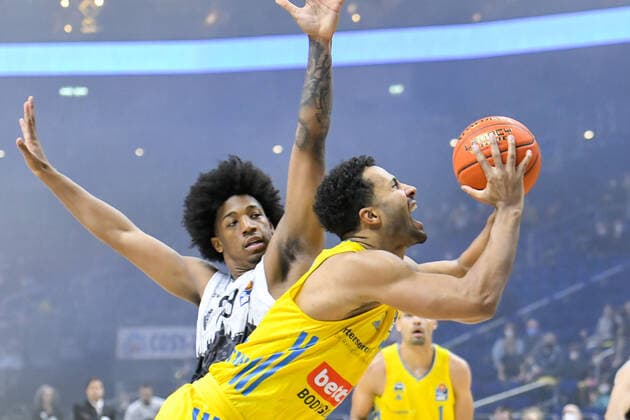 31.12.2021, xlakx, Basketball BBL Bundesliga, Alba Berlin - s.Oliver Würzburg emspor, v.l. Desi Rodriguez (s.Oliver Wuerzburg No.23),Johannes Thiemann (Alba Berlin No.32),Zweikampf, Aktion, action, battle for the ball Berlin