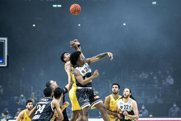 31.12.2021, xlakx, Basketball BBL Bundesliga, Alba Berlin - s.Oliver Würzburg emspor, v.l. Oscar Da Silva (Alba Berlin No.1),Desi Rodriguez (s.Oliver Wuerzburg No.23),Anwurf Berlin