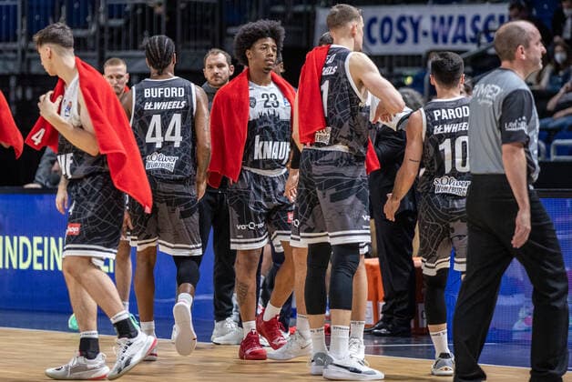 31.12.2021, Berlin, Basketball, 1. Bundesliga, easyCredit BBL, Hauptrunde, 14.Spieltag, Mercedes Benz Arena: ALBA Berlin - s.Oliver Wuerzburg. Team von s.Oliver Wuerzburg steht in einer Pause auf dem Court. ALBA Berlin - s.Oliver Wuerzburg