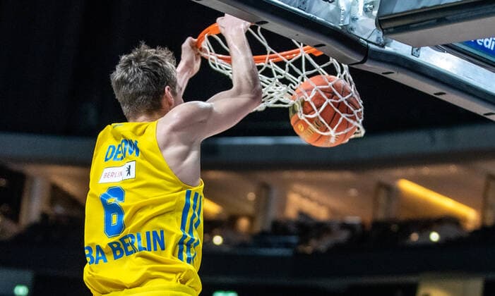 31.12.2021, Berlin, Basketball, 1. Bundesliga, easyCredit BBL, Hauptrunde, 14.Spieltag, Mercedes Benz Arena: ALBA Berlin - s.Oliver Wuerzburg.ALBAs Malte Delow springt mit dem Ball zum Korb. ALBA Berlin - s.Oliver Wuerzburg