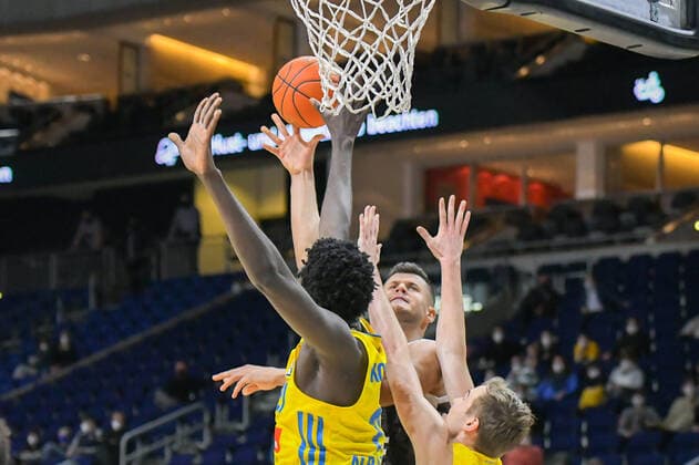 31.12.2021, xlakx, Basketball BBL Bundesliga, Alba Berlin - s.Oliver Würzburg emspor, v.l. mit Korbleger Christ Koumadje (Alba Berlin No.21),Filip Stanic (s.Oliver Wuerzburg No.65),Malte Delow (Alba Berlin No.6) Berlin