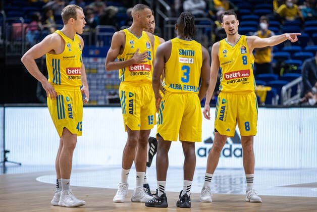 31.12.2021, Berlin, Basketball, 1. Bundesliga, easyCredit BBL, Hauptrunde, 14.Spieltag, Mercedes Benz Arena: ALBA Berlin - s.Oliver Wuerzburg. ALBAs Luke Sikma (l-r), Louis Olinde, Jaleen Smith und Marcus Eriksson stehen auf dem Court.3 ALBA Berlin - s.Oliver Wuerzburg