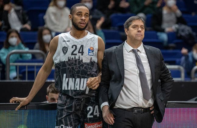 31.12.2021, Berlin, Basketball, 1. Bundesliga, easyCredit BBL, Hauptrunde, 14.Spieltag, Mercedes Benz Arena: ALBA Berlin - s.Oliver Wuerzburg. Cameron Hunt von s.Oliver Wuerzburg und Headcoach Sasa Filipovski von s.Oliver Wuerzburg ALBA Berlin - s.Oliver Wuerzburg