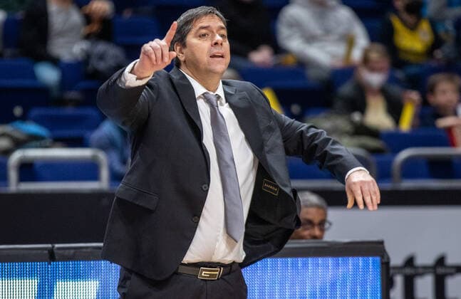 31.12.2021, Berlin, Basketball, 1. Bundesliga, easyCredit BBL, Hauptrunde, 14.Spieltag, Mercedes Benz Arena: ALBA Berlin - s.Oliver Wuerzburg. Headcoach Sasa Filipovski von s.Oliver Wuerzburg steht gestikulierend am Rand des Courts. ALBA Berlin - s.Oliver Wuerzburg