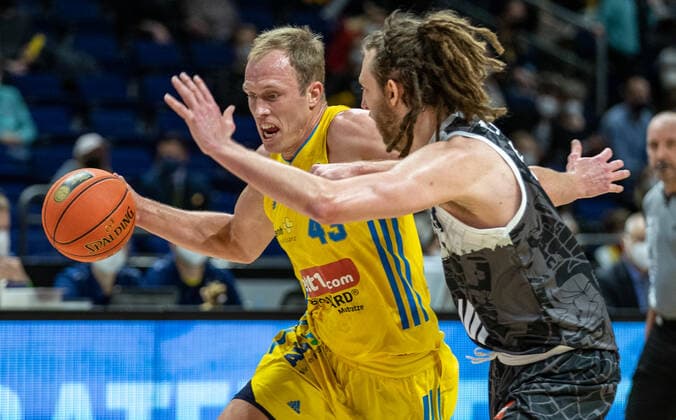31.12.2021, Berlin, Basketball, 1. Bundesliga, easyCredit BBL, Hauptrunde, 14.Spieltag, Mercedes Benz Arena: ALBA Berlin - s.Oliver Wuerzburg. ALBAs Luke Sikma (l) kaempft gegen Craig Moller von s.Oliver Wuerzburg um den Ball. ALBA Berlin - s.Oliver Wuerzburg