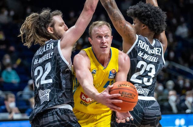 31.12.2021, Berlin, Basketball, 1. Bundesliga, easyCredit BBL, Hauptrunde, 14.Spieltag, Mercedes Benz Arena: ALBA Berlin - s.Oliver Wuerzburg. ALBAs Luke Sikma (M) kaempft gegen Craig Moller (l) und Desi Rodriguez von s.Oliver Wuerzburg um den Ball. ALBA Berlin - s.Oliver Wuerzburg