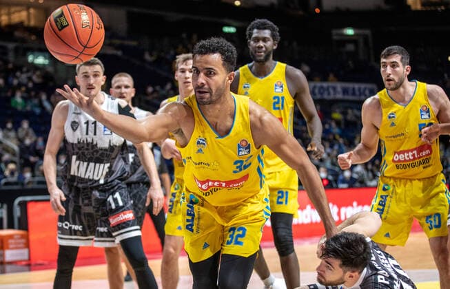 31.12.2021, Berlin, Basketball, 1. Bundesliga, easyCredit BBL, Hauptrunde, 14.Spieltag, Mercedes Benz Arena: ALBA Berlin - s.Oliver Wuerzburg. ALBAs Johannes Thiemann spielt den Ball. ALBA Berlin - s.Oliver Wuerzburg