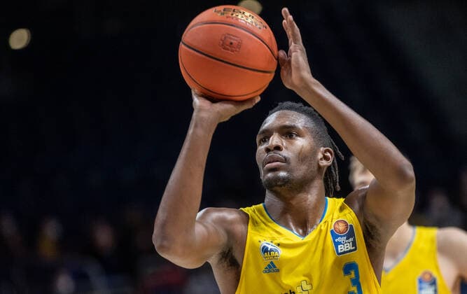 31.12.2021, Berlin, Basketball, 1. Bundesliga, easyCredit BBL, Hauptrunde, 14.Spieltag, Mercedes Benz Arena: ALBA Berlin - s.Oliver Wuerzburg. ALBAs Jaleen Smith wirft den Ball auf den Korb. ALBA Berlin - s.Oliver Wuerzburg