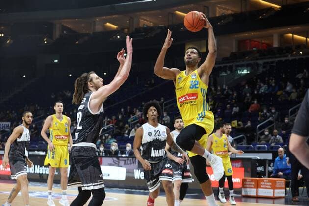 DEU, easyCredit BBL, ALBA vs. s.Oliver Wuerzburg, 31.12.2021, Mercedes-Benz-Arena, Berlin, DEU, easyCredit BBL, ALBA vs. s.Oliver Wuerzburg, im Bild Johannes Thiemann (ALBA Berlin 32), Craig Moller (s.Oliver Wuerzburg 22)