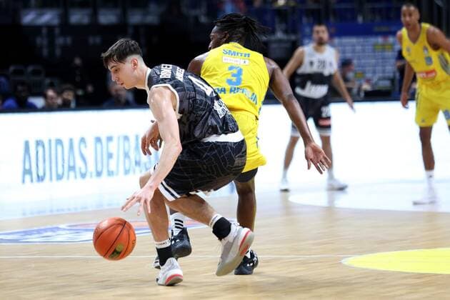 DEU, easyCredit BBL, ALBA vs. s.Oliver Wuerzburg, 31.12.2021, Mercedes-Benz-Arena, Berlin, DEU, easyCredit BBL, ALBA vs. s.Oliver Wuerzburg, im Bild Jaleen Smith (ALBA Berlin 3), Julius Boehmer (s.Oliver Wuerzburg 4)