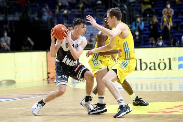 DEU, easyCredit BBL, ALBA vs. s.Oliver Wuerzburg, 31.12.2021, Mercedes-Benz-Arena, Berlin, DEU, easyCredit BBL, ALBA vs. s.Oliver Wuerzburg, im Bild Malte Delow (ALBA Berlin 6), Julius Boehmer (s.Oliver Wuerzburg 4)