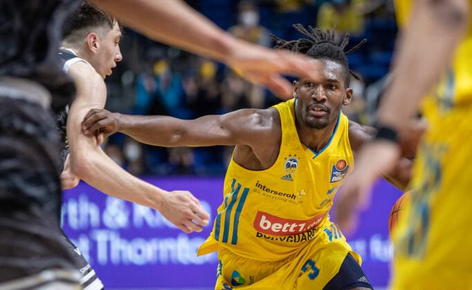 31.12.2021, Berlin, Basketball, 1. Bundesliga, easyCredit BBL, Hauptrunde, 14.Spieltag, Mercedes Benz Arena: ALBA Berlin - s.Oliver Wuerzburg. ALBAs Jaleen Smith kaempft um den Ball. ALBA Berlin - s.Oliver Wuerzburg