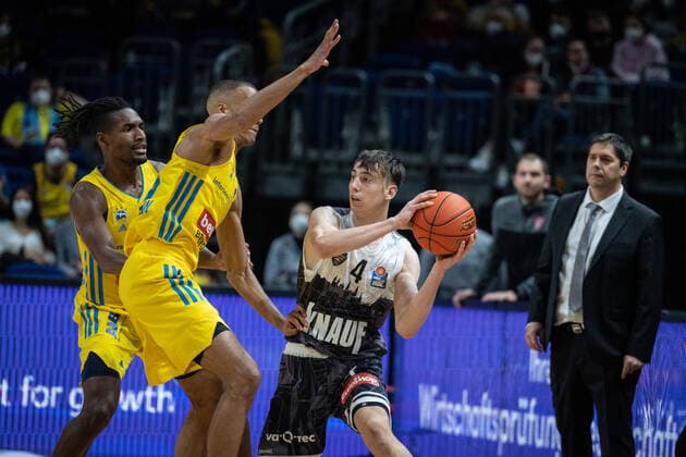 Basketball Berlin 31.12.2021 Saison 2021 2022 easyCredit BBL 1. Bundesliga Alba Berlin - s.Oliver Würzburg Julius Böhmer (Würzburg, No.04) Louis Olinde (Alba Berlin, No.19) Jaleen Smith (Alba Berlin, No.03)