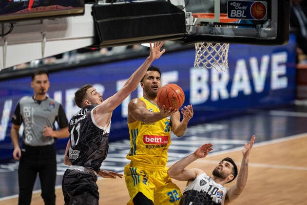Basketball Berlin 31.12.2021 Saison 2021 2022 easyCredit BBL 1. Bundesliga Alba Berlin - s.Oliver Würzburg Johannes Thiemann (Alba Berlin, No.32) Luciano Parodi (Würzburg, No.10) Tomasz Gielo (Würzburg, No.11)