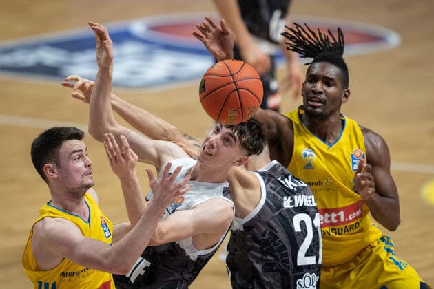 Basketball Berlin 31.12.2021 Saison 2021 2022 easyCredit BBL 1. Bundesliga Alba Berlin - s.Oliver Würzburg Jonas Mattisseck (Alba Berlin, No.09) Julius Böhmer (Würzburg, No.04) Jaleen Smith (Alba Berlin, No.03)