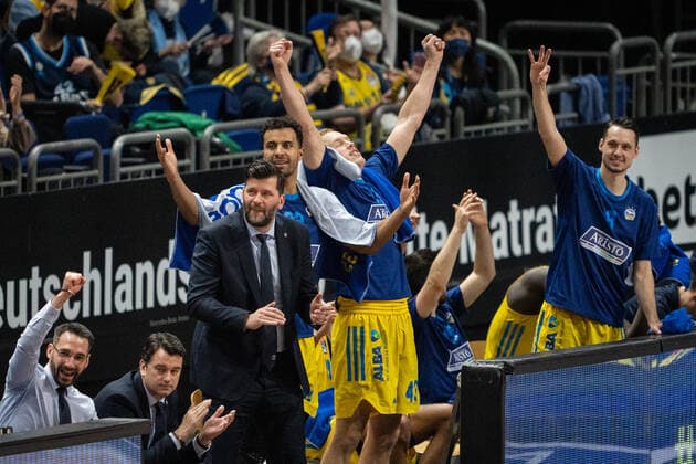 Basketball Berlin 31.12.2021 Saison 2021 2022 easyCredit BBL 1. Bundesliga Alba Berlin - s.Oliver Würzburg Jubel Alba Thomas Päch (Alba Berlin, Assistenztrainer) Israel Gonzalez (Alba Berlin, Trainer) Sebastian Trzcionka (Alba Berlin, Assistenztrainer) Johannes Thiemann (Alba Berlin, No.32) Luke Sikma (Alba Berlin, No.43) Marcus Eriksson (Alba Berlin, No.08) vlnr.