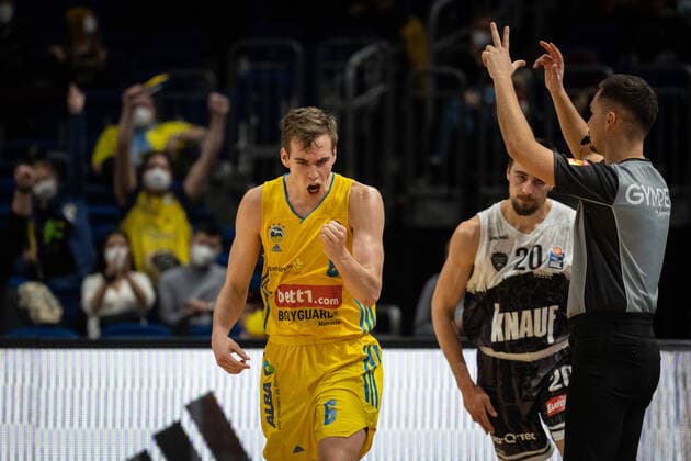 Basketball Berlin 31.12.2021 Saison 2021 2022 easyCredit BBL 1. Bundesliga Alba Berlin - s.Oliver Würzburg Malte Delow (Alba Berlin, No.06) Jubel