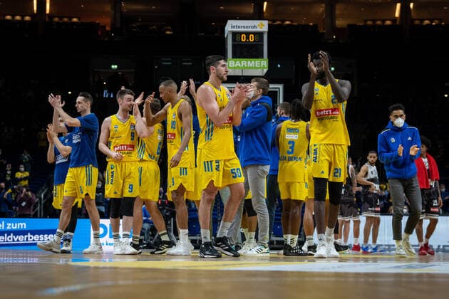 Basketball Berlin 31.12.2021 Saison 2021 2022 easyCredit BBL 1. Bundesliga Alba Berlin - s.Oliver Würzburg Jubel Alba