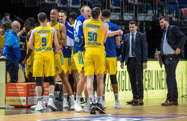 31.12.2021, Berlin, Basketball, 1. Bundesliga, easyCredit BBL, Hauptrunde, 14.Spieltag, Mercedes Benz Arena: ALBA Berlin - s.Oliver Wuerzburg. Spieler von ALBA Berlin bedanken sich nach dem Sieg bei den Fans. ALBA Berlin - s.Oliver Wuerzburg