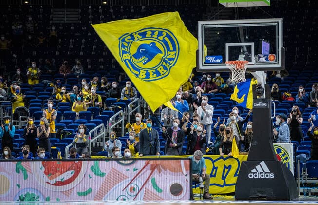 31.12.2021, Berlin, Basketball, 1. Bundesliga, easyCredit BBL, Hauptrunde, 14.Spieltag, Mercedes Benz Arena: ALBA Berlin - s.Oliver Wuerzburg. Fans von ALBA Berlin jubeln nach dem Sieg. ALBA Berlin - s.Oliver Wuerzburg