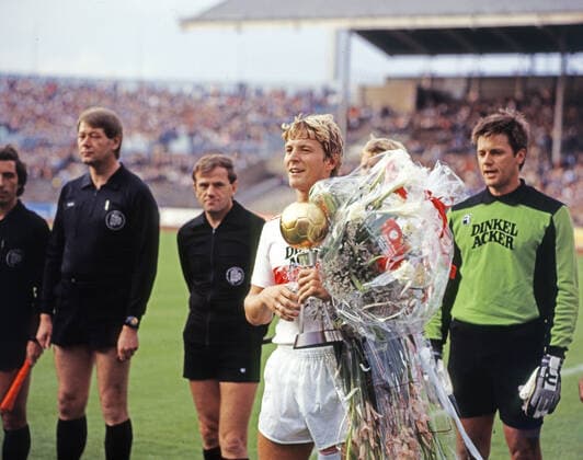 24.08.82 VfB Stuttgart - FC Schalke 04 Deutschland, Stuttgart, 24.08.1982, Fussball, Bundesliga, Saison 1982 1983, VfB Stuttgart - FC Schalke 04 (2:1): Karlheinz Förster (VfB Stuttgart) Auszeichnung Ehrung Deutschlands Fussballer des Jahres 1982.